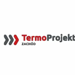Logo firmy TermoProjekt Zachód z Wrocławia, specjalizującej się w projektach termomodernizacyjnych, z trzema szarymi strzałkami skierowanymi w prawo, a następnie czerwoną strzałką, obok nazwa firmy...