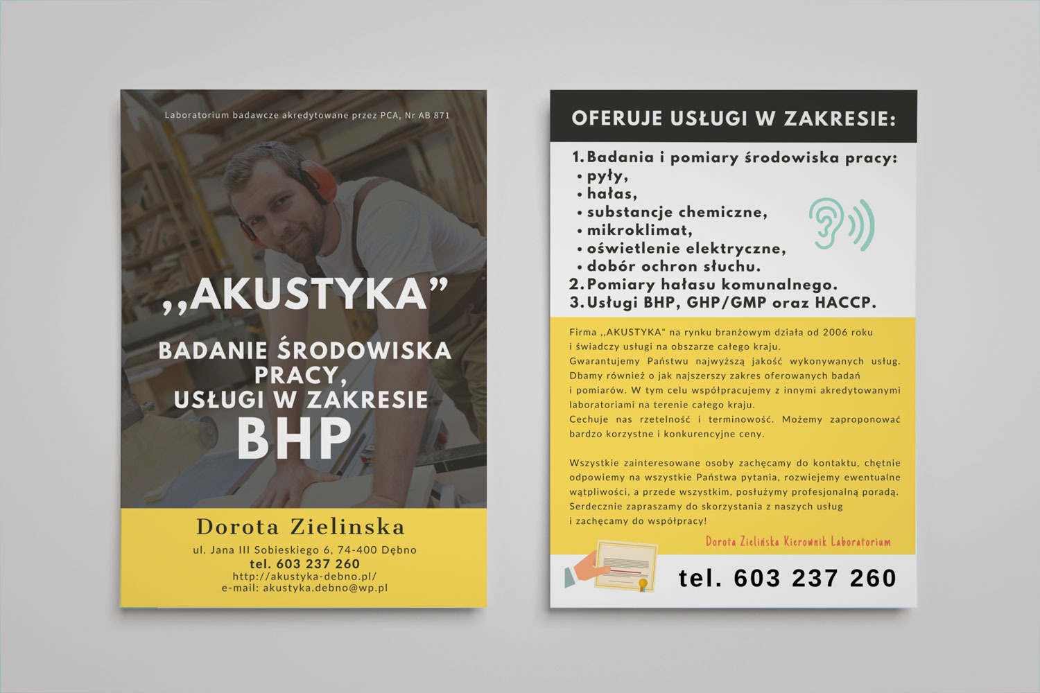 Uśmiechnięty mężczyzna w ochronnikach słuchu na tle plakatu reklamującego firmę 'Akustyka' oferującą badania środowiska pracy w zakresie BHP, pomiary hałasu i usługi związane z BHP, GHP/GMP i HACCP.