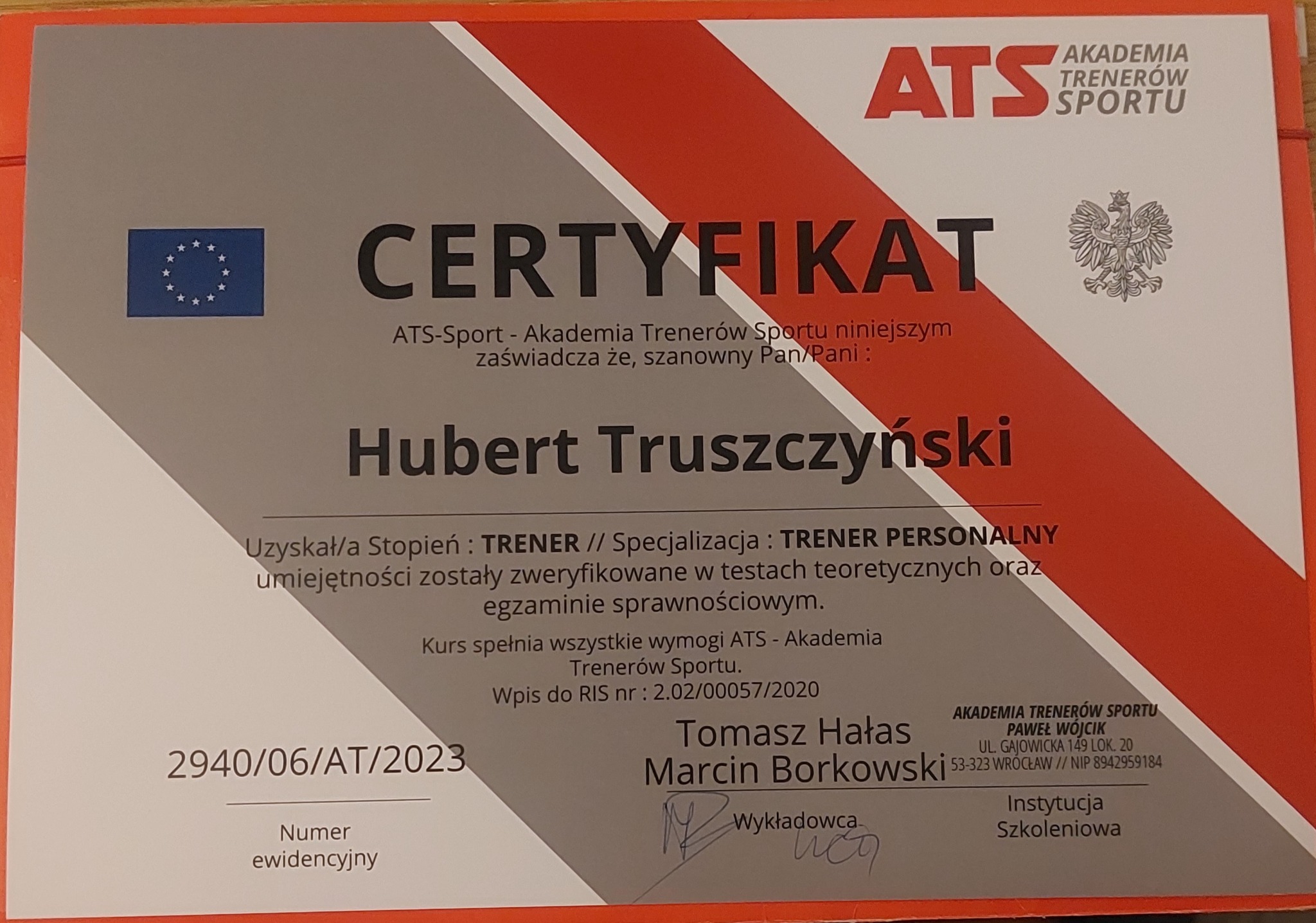 Certyfikat Akademii Trenerów Sportu dla Huberta Truszczyńskiego, potwierdzający uzyskanie stopnia Trenera ze specjalizacją Trener Personalny, z numerem ewidencyjnym i wpisem do RIS.