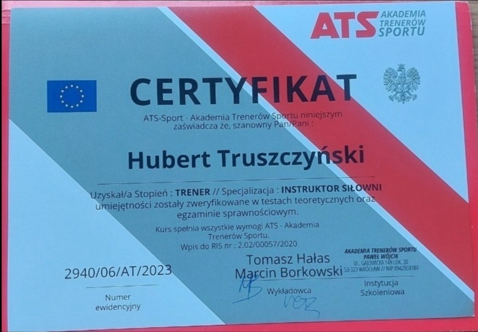 Certyfikat ukończenia kursu instruktora siłowni dla Huberta Truszczyńskiego wydany przez Akademię Trenerów Sportu, z numerem ewidencyjnym i podpisami wykładowców Tomasza Hałasa i Marcina Borkowskiego.
