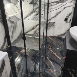 Robert Myslinski - Nowoczesna łazienka z kabiną prysznicową typu walk-in, wykończona płytkami imitującymi marmur w odcieniach bieli i czerni z elementami miedzi, czarna armatura i odpływ liniowy.