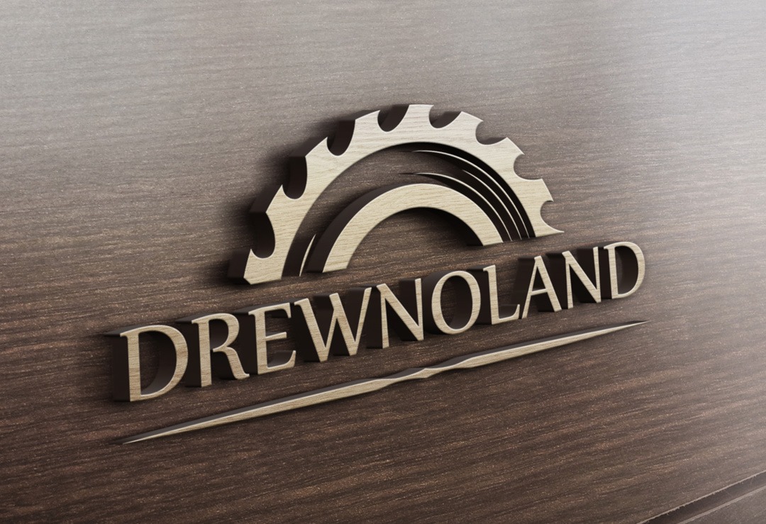 Drewniany, trójwymiarowy logotyp 'DREWNOLAND' z symbolem piły tarczowej na tle desek.