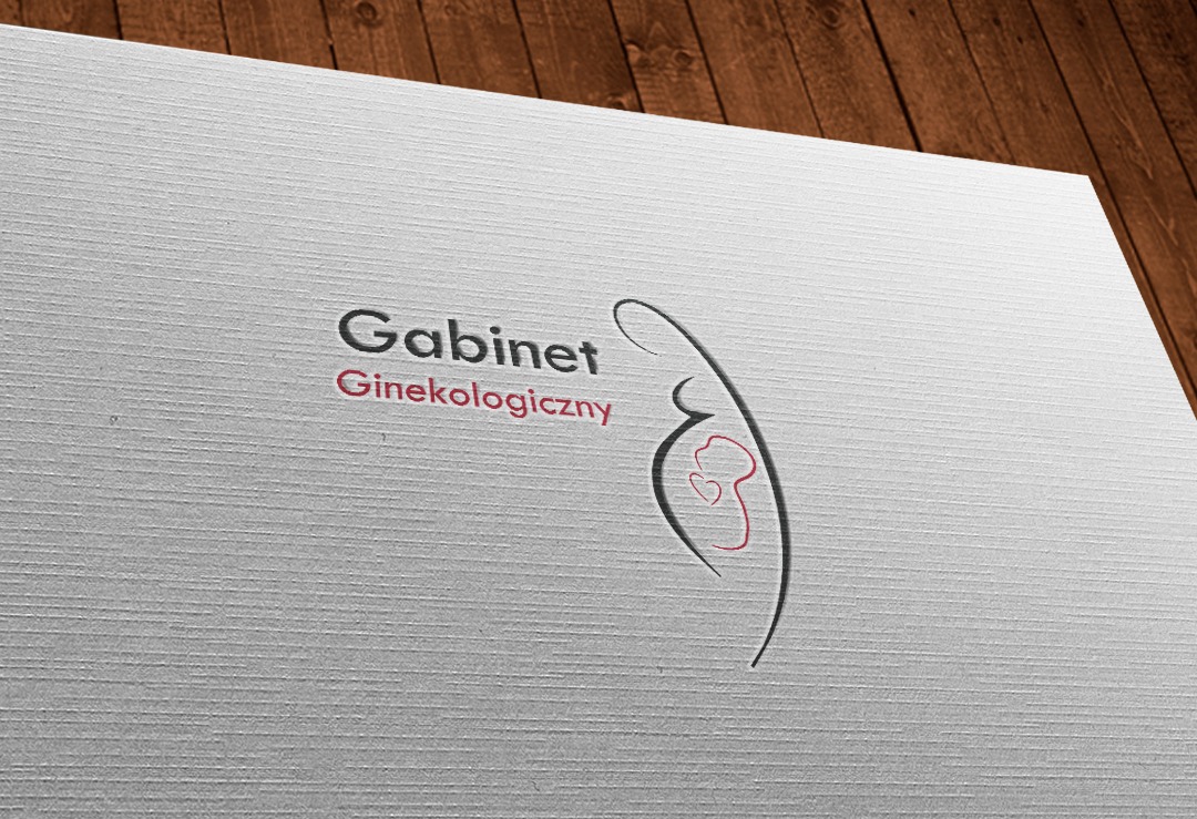 Logo Gabinet Ginekologiczny z abstrakcyjnym symbolem kobiety w ciąży i dwoma sercami, wydrukowane na białym, teksturowanym papierze wizytówkowym, widoczne drewniane tło.