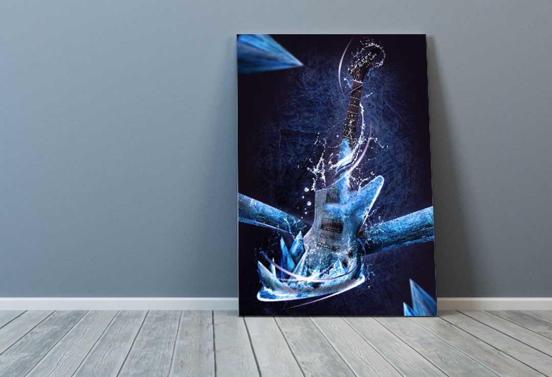 Abstrakcyjna grafika przedstawiająca gitarę elektryczną w odcieniach niebieskiego, z elementami wody i kryształów, umieszczona na płótnie opartym o szarą ścianę i drewnianą podłogę.