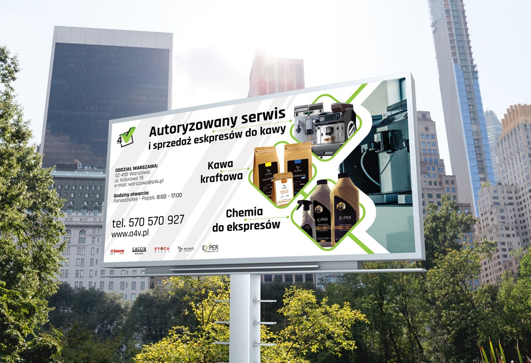 Billboard reklamowy z ofertą autoryzowanego serwisu i sprzedaży ekspresów do kawy, kawy kraftowej i chemii do ekspresów na tle miejskiego krajobrazu z wieżowcami.