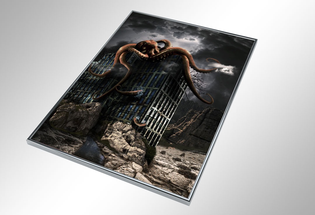 Ilustracja w ramce przedstawiająca zrujnowany budynek obrośnięty skałami, nad którym góruje gigantyczna ośmiornica na tle burzowego nieba.