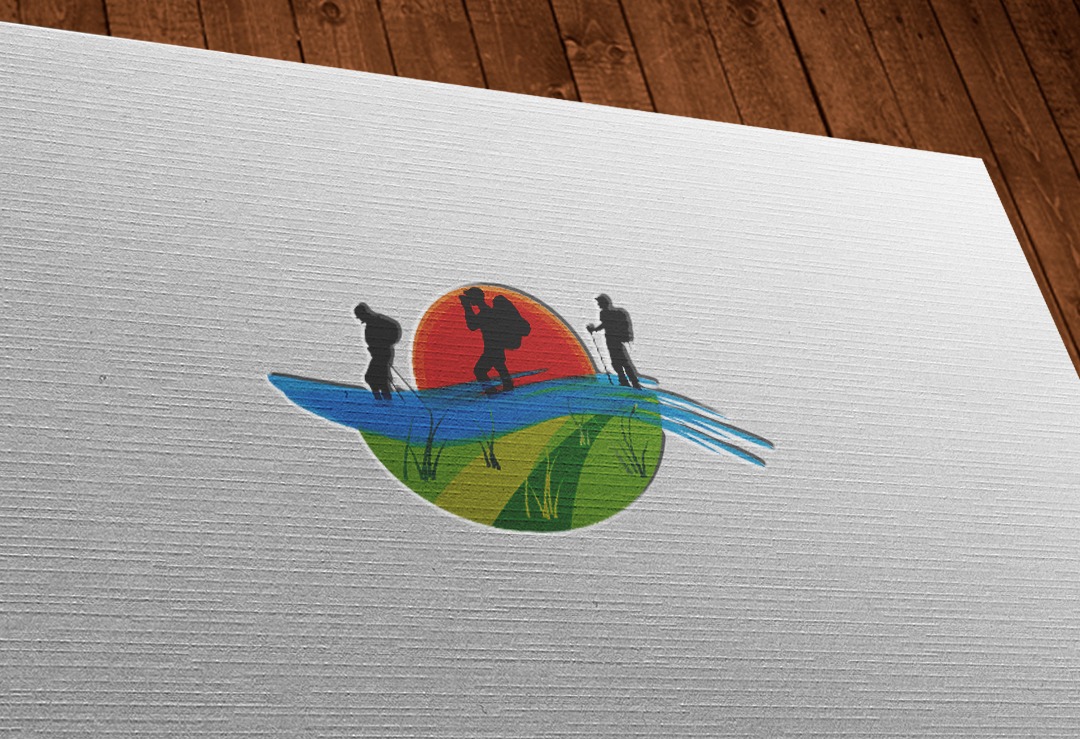 Grafika przedstawia sylwetki trzech turystów z plecakami na tle zachodzącego słońca, umieszczone na białym papierze z widoczną fakturą, leżącym na drewnianym stole.