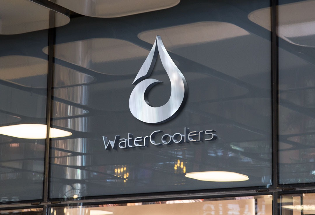 Metalowe logo w kształcie kropli wody z napisem 'WaterCoolers' na szklanej powierzchni, odbijające światła otoczenia.