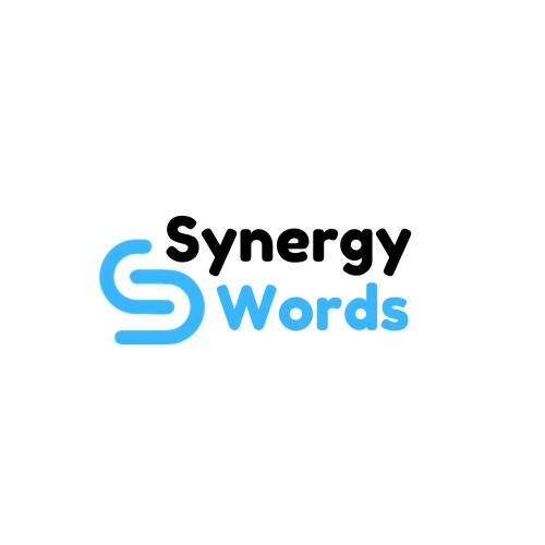 Logo firmy Synergy Words: stylizowana litera S w kolorze błękitnym, nazwa firmy w dwóch wierszach, Synergy czarne, Words błękitne.