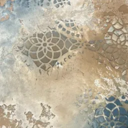 Dekoracyjna ściana z efektem strukturalnym: beżowe tło z szarymi i niebieskimi wzorami przypominającymi kwiaty i koronki. Artystyczne wykończenie wnętrza.