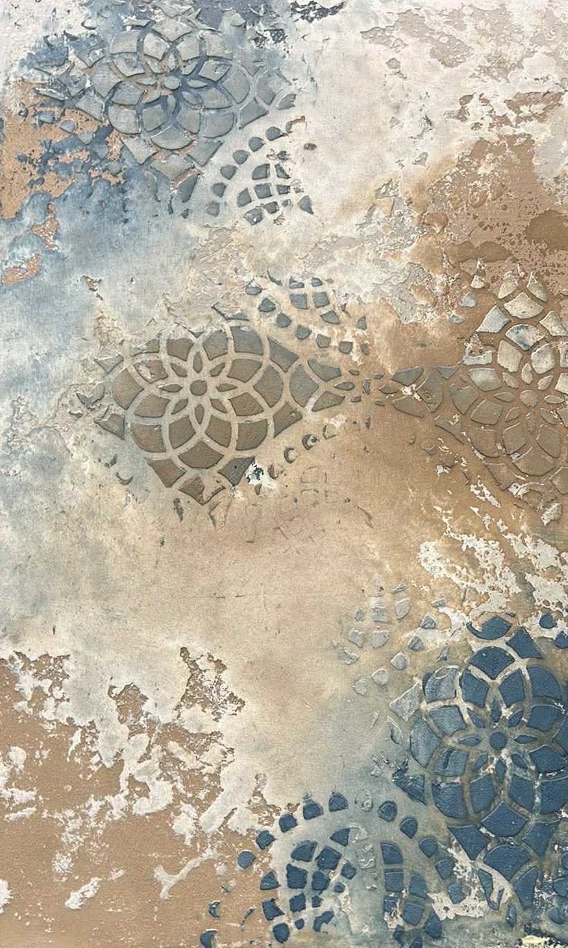 Dekoracyjna ściana z efektem strukturalnym: beżowe tło z szarymi i niebieskimi wzorami przypominającymi kwiaty i koronki. Artystyczne wykończenie wnętrza.