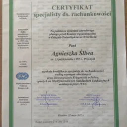 Certyfikat specjalisty ds. rachunkowości wydany przez Stowarzyszenie Księgowych w Polsce, z pieczęciami i podpisami dyrektora biura oraz prezesa zarządu Oddziału Dolnośląskiego we Wrocławiu...