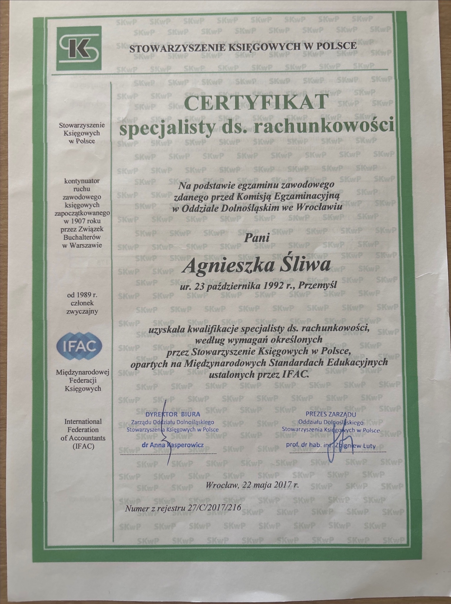 Certyfikat specjalisty ds. rachunkowości wydany przez Stowarzyszenie Księgowych w Polsce, z pieczęciami i podpisami dyrektora biura oraz prezesa zarządu Oddziału Dolnośląskiego we Wrocławiu...