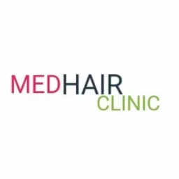 Logo MedHair Clinic: MED w kolorze czerwonym, HAIR w kolorze granatowym, CLINIC w kolorze zielonym, na białym tle.
