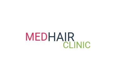 Logo MedHair Clinic: MED w kolorze czerwonym, HAIR w kolorze granatowym, CLINIC w kolorze zielonym, na białym tle.