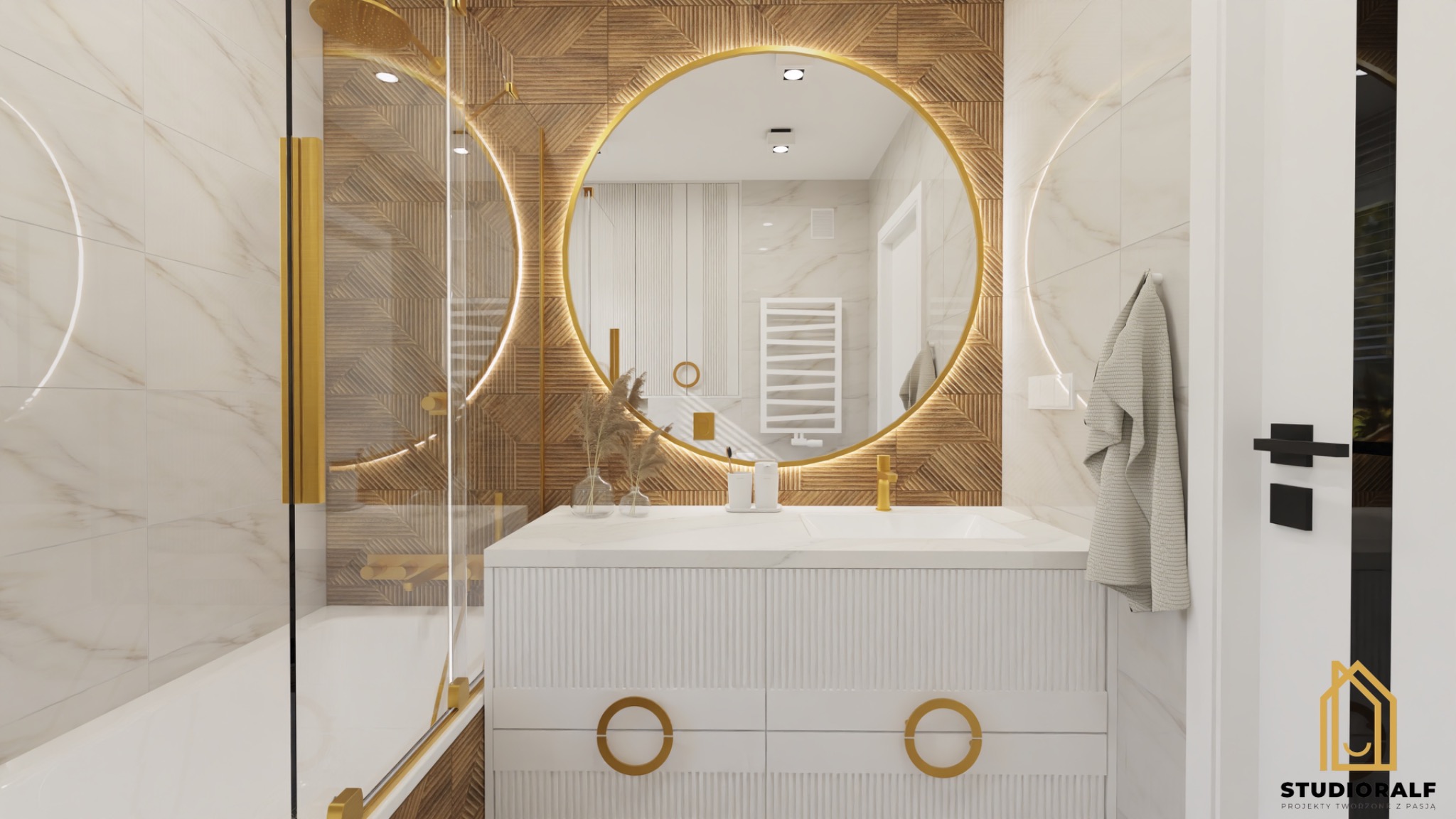 Elegancka łazienka z drewnianą mozaiką, okrągłym lustrem z podświetleniem LED, białą szafką z dekoracyjnymi złotymi uchwytami i kabiną prysznicową ze złotymi detalami.