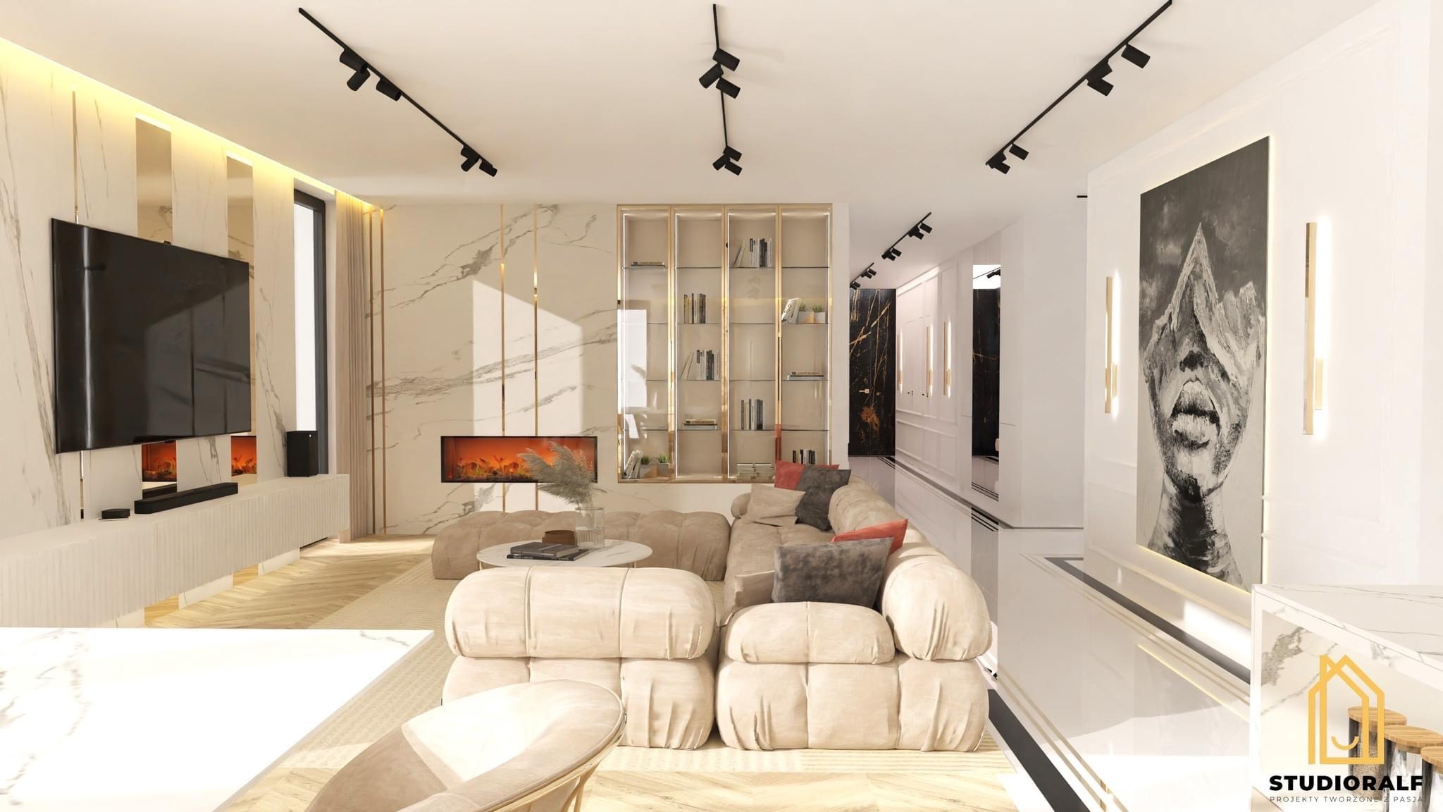 Wnętrze salonu z marmurową ścianą, kominkiem elektrycznym, beżową sofą modułową i oświetleniem szynowym, uzupełnione obrazem w czarno-białej tonacji i elementami dekoracyjnymi w kolorze złota.