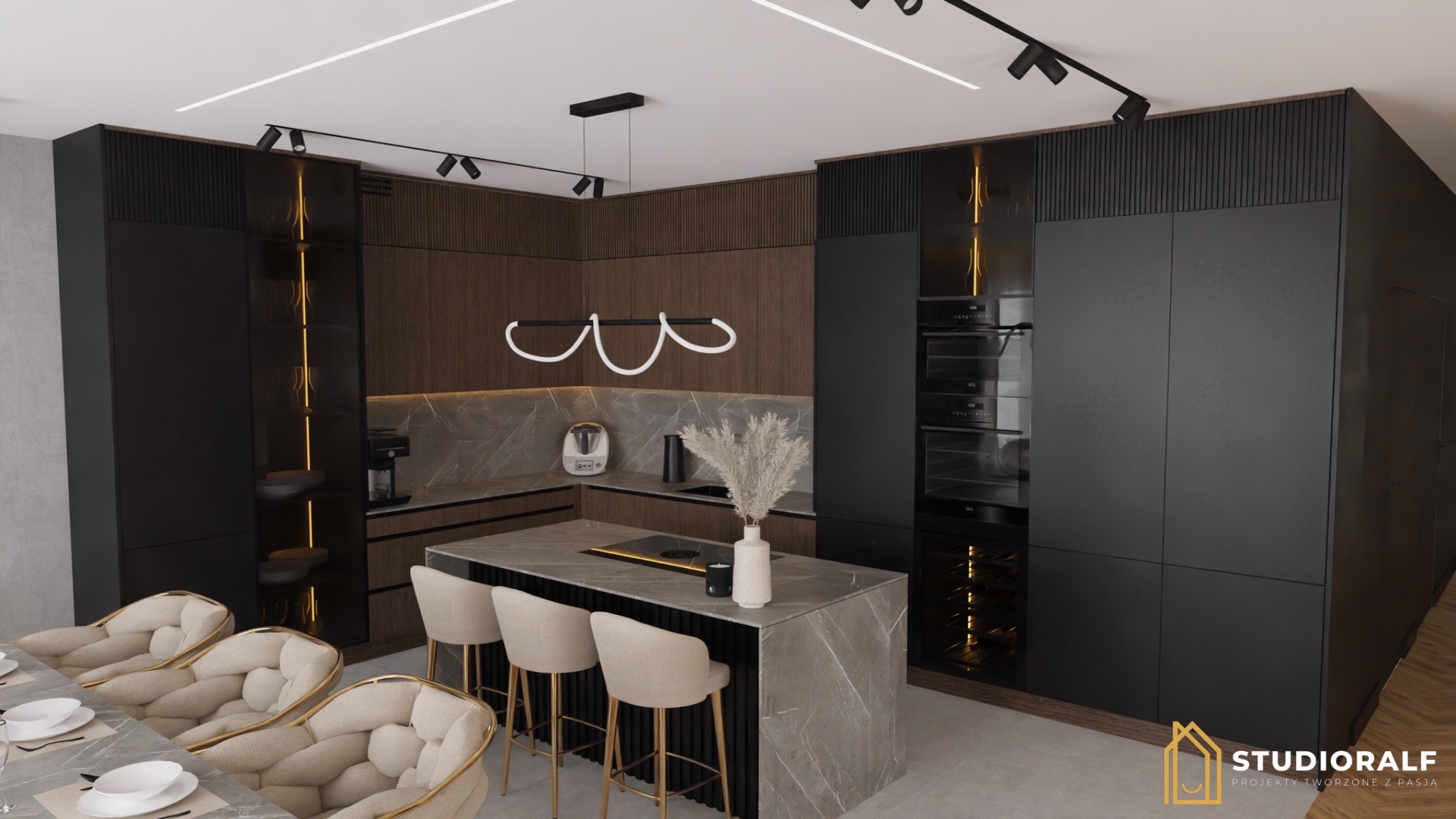 Nowoczesna kuchnia z wyspą, marmurowym blatem i złotymi akcentami, oświetlona lampą w kształcie fali i punktowymi reflektorami. Widoczne krzesła barowe z beżową tapicerką i metalowymi nogami.