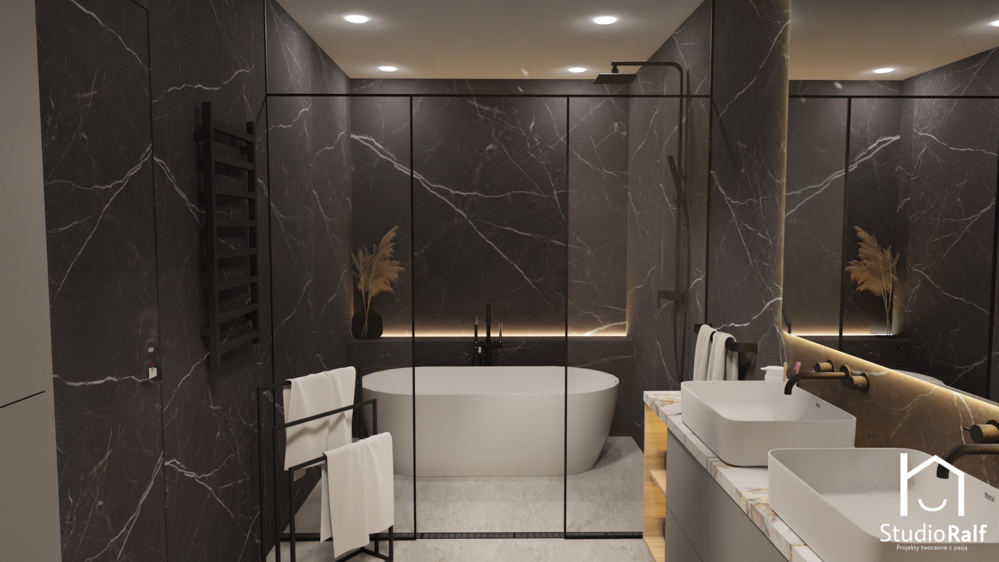 Elegancka łazienka z czarnymi marmurowymi ścianami, wolnostojącą białą wanną, podświetlaną wnęką i dwoma umywalkami nablatowymi na blacie z marmurowym wzorem, widoczny czarny grzejnik drabinkowy...