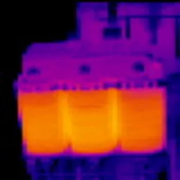 Termowizyjne zdjęcie rozdzielnicy elektrycznej, ukazujące różnice temperatur na poszczególnych obwodach.
