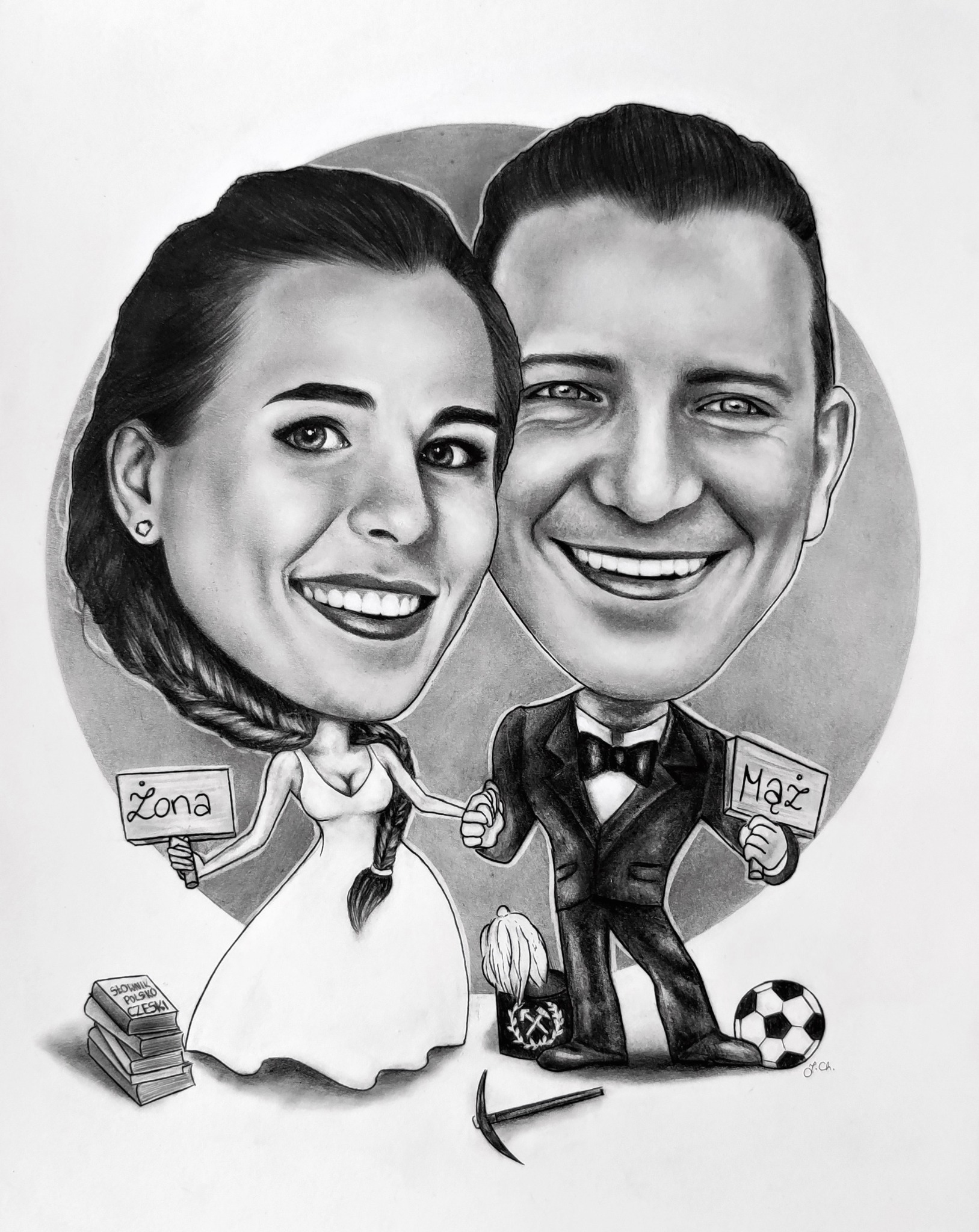 Czarno-biały rysunek karykaturalny przedstawiający parę: pannę młodą w sukni ślubnej trzymającą tabliczkę z napisem 'Żona' oraz pana młodego w smokingu z tabliczką 'Mąż', obok leżą książki, czapka...