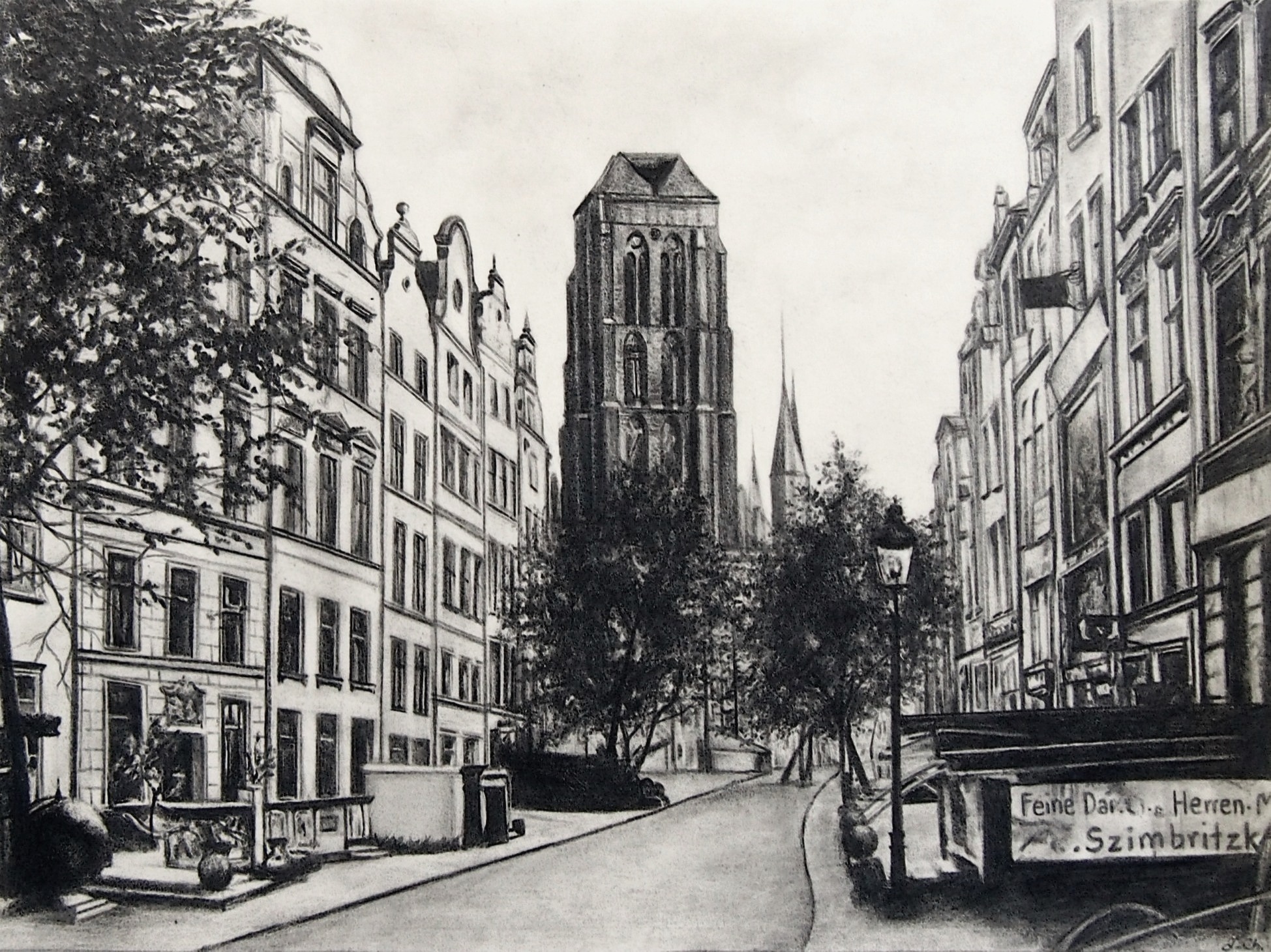 Czarno-biały rysunek przedstawiający ulicę z budynkami i wieżą kościoła w tle, wykonany techniką ołówkową z dbałością o detale architektoniczne i perspektywę.