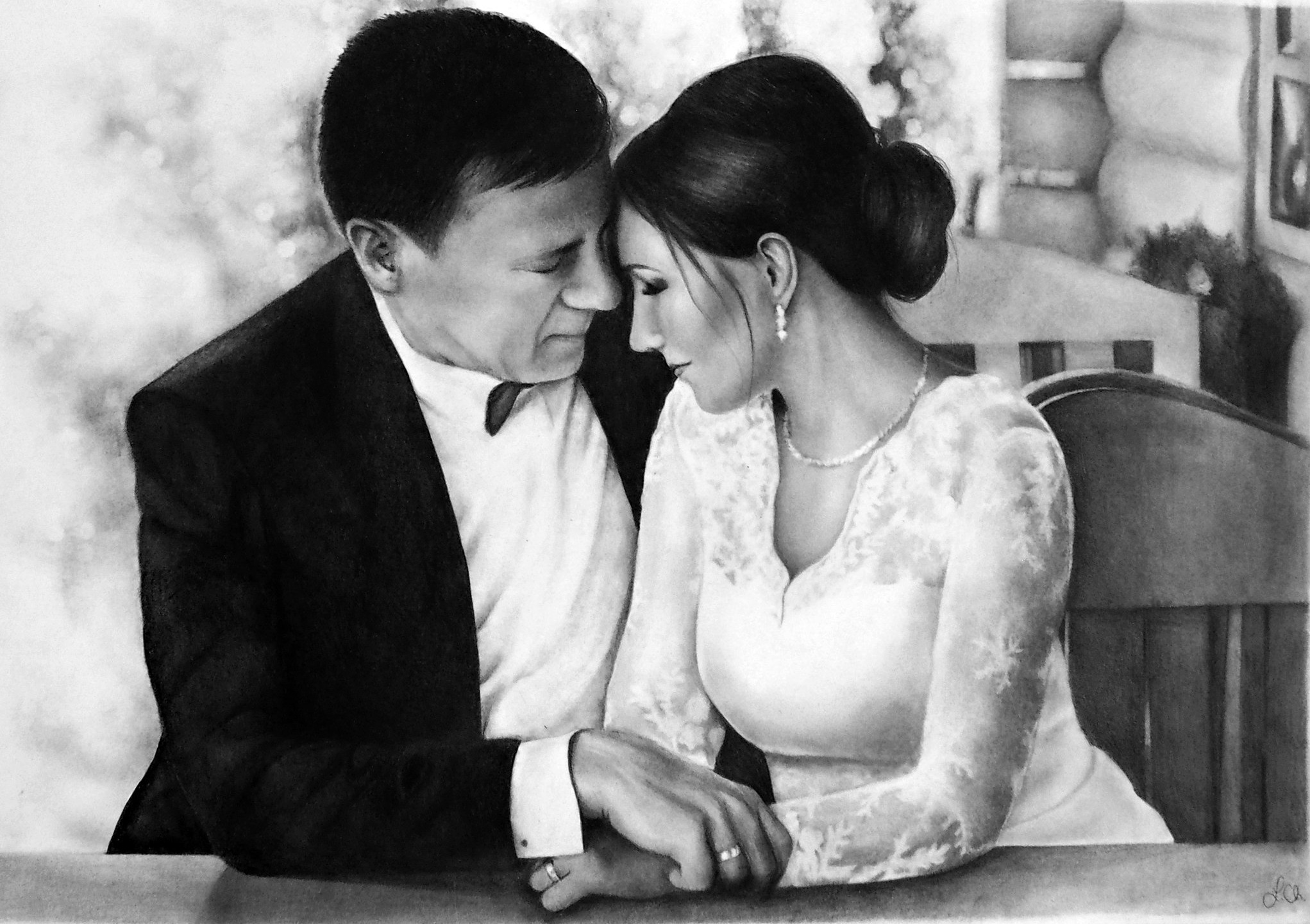 Czarno-biały portret zakochanej pary, mężczyzna w garniturze i kobieta w koronkowej sukni, dotykający się czołami, z widocznymi obrączkami na palcach.