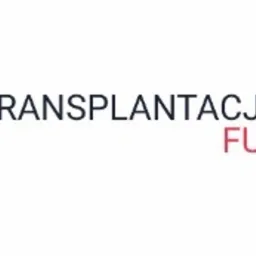 Napis 'TRANSPLANTACJA FUE', litera T w słowie transplantacja w kolorze czerwonym.