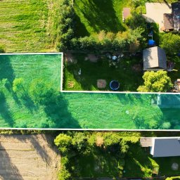 H&W SkyVision - Widok z lotu ptaka na działkę budowlaną z zaznaczonymi granicami, przylegającą do zabudowań mieszkalnych i pola uprawnego.