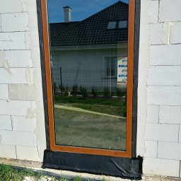 Okna na profilu DECEUNINCK - HENSWIN, kolor zewnętrzny złoty dąb, montaż 3-warstwowy na ciepłych podwalinach z klinarytu i parapetach. 