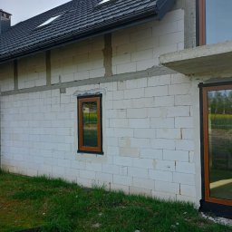 Okna na profilu DECEUNINCK - HENSWIN, kolor zewnętrzny złoty dąb, montaż 3-warstwowy na ciepłych podwalinach z klinarytu i parapetach. 