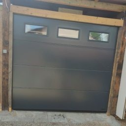 GENEZA S.C. - Brama segmentowa Wiśniowski UniPro gr. 40mm SSp 2750x2375, napęd Moto 600, kolor RAL 7016 SILKLINE, okienka typ A-1