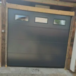 Brama segmentowa Wiśniowski UniPro gr. 40mm SSp 2750x2375, napęd Moto 600, kolor RAL 7016 SILKLINE, okienka typ A-1