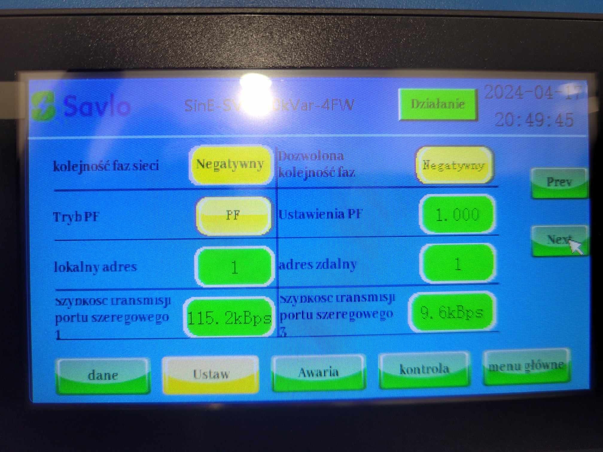 Ekran urządzenia Savlo Sine-S Var-4FW wyświetlający parametry sieci, w tym kolejność faz, tryb PF, adresy lokalne i zdalne, szybkość transmisji portu szeregowego oraz datę i godzinę 2024-04-17 20...