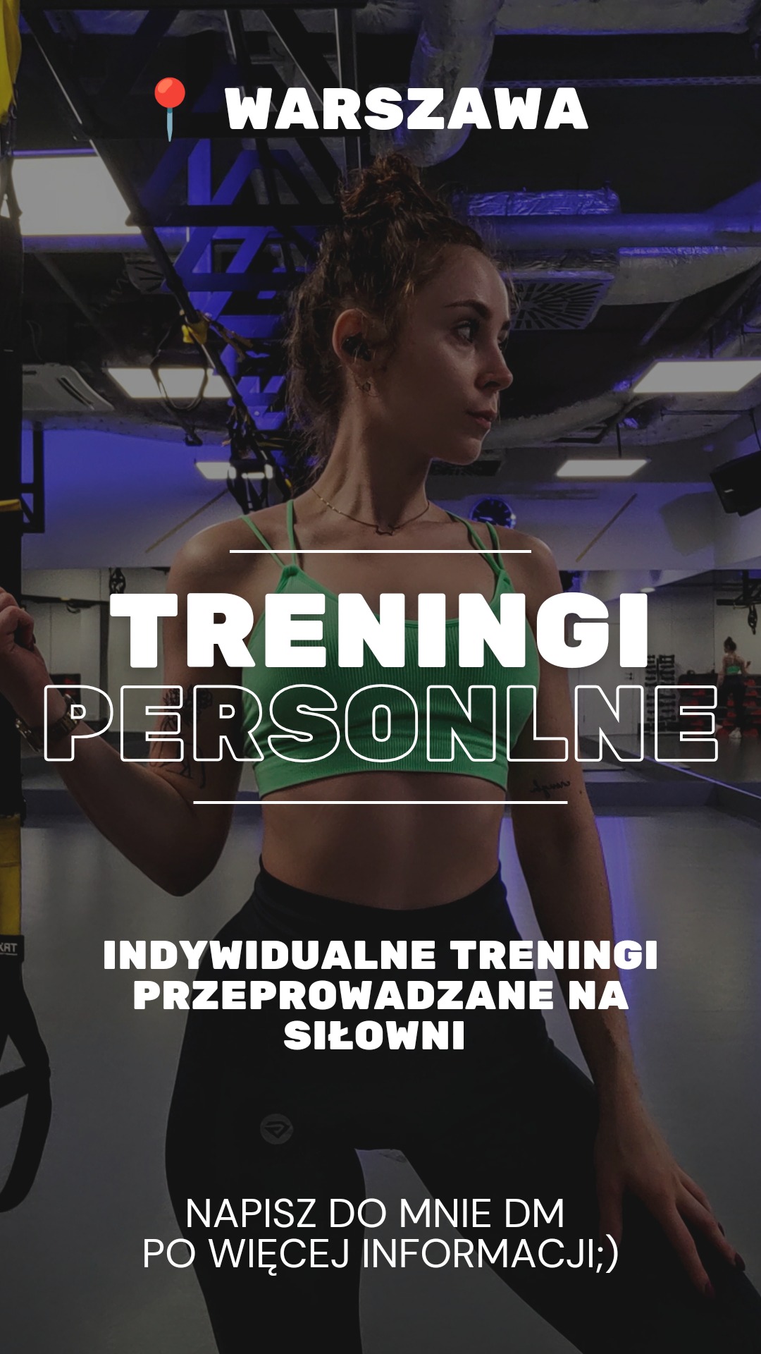 Kobieta w sportowym stroju prezentuje ofertę treningów personalnych w Warszawie, z tekstem 'Treningi Personalne' i 'Indywidualne treningi prowadzone na siłowni' nałożonym na zdjęcie, w tle widoczna...