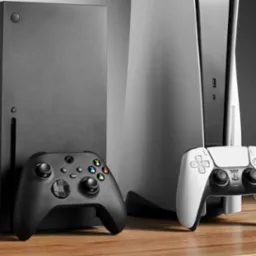 Xbox Series X i PlayStation 5 z kontrolerami DualSense i Xbox na drewnianym blacie, prezentacja sprzętu.