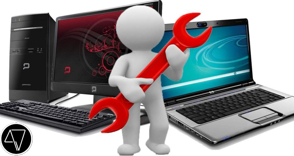 Animowana postać trzyma czerwony klucz francuski na tle komputera stacjonarnego i laptopa, sugerując serwis komputerowy.