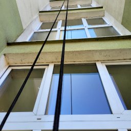 Mycie alpinistyczne okien od klatek schodowych 