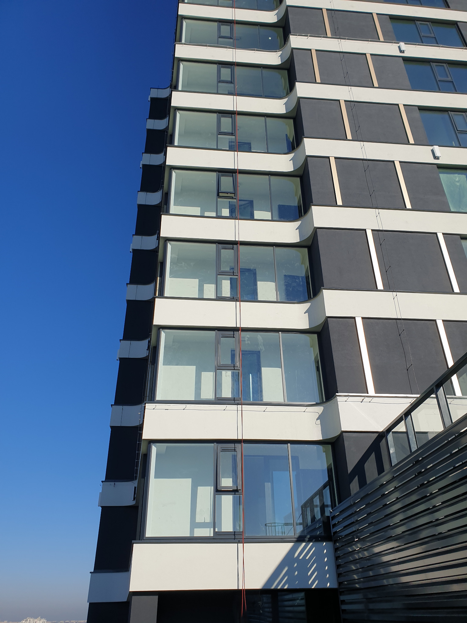 Mycie alpinistyczne okien