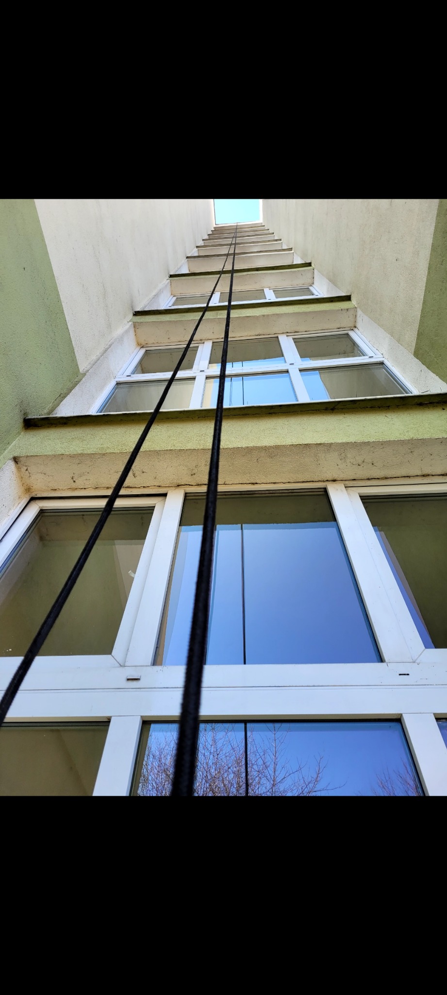 Mycie alpinistyczne okien od klatek schodowych