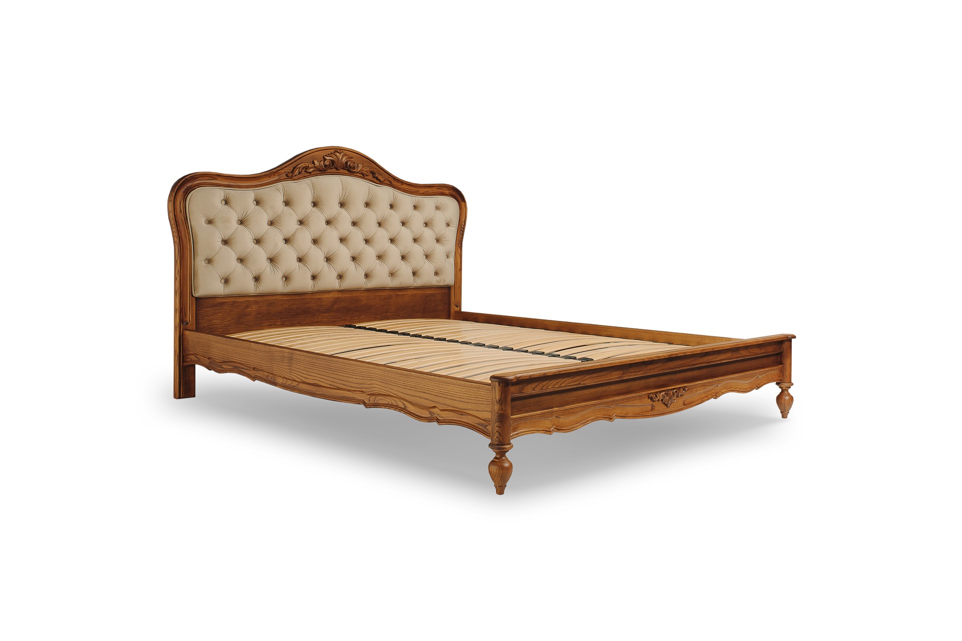 Dębowe łóżko z tapicerowanym, kremowym zagłówkiem w stylu Ludwika XVI, z dekoracyjnymi rzeźbieniami.