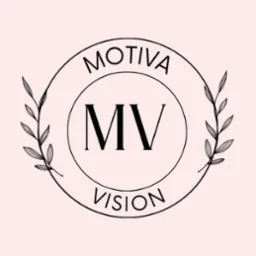 Eleganckie logo 'Motiva Vision' z inicjałami 'MV' wewnątrz okręgu otoczonego stylizowanymi gałązkami na pudrowo-różowym tle.