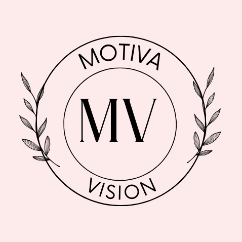 Eleganckie logo 'Motiva Vision' z inicjałami 'MV' wewnątrz okręgu otoczonego stylizowanymi gałązkami na pudrowo-różowym tle.