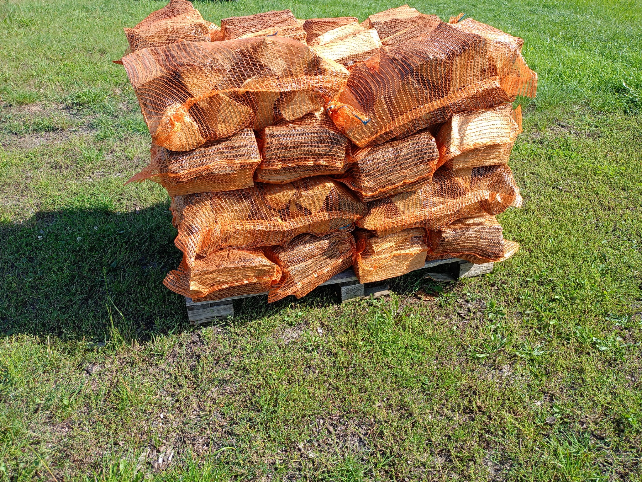 Drewno kominkowe, suche, dębowe, pakowane w worki. Cięte na długość 25 cm Wilgotność 12% 24 worki to 1m3