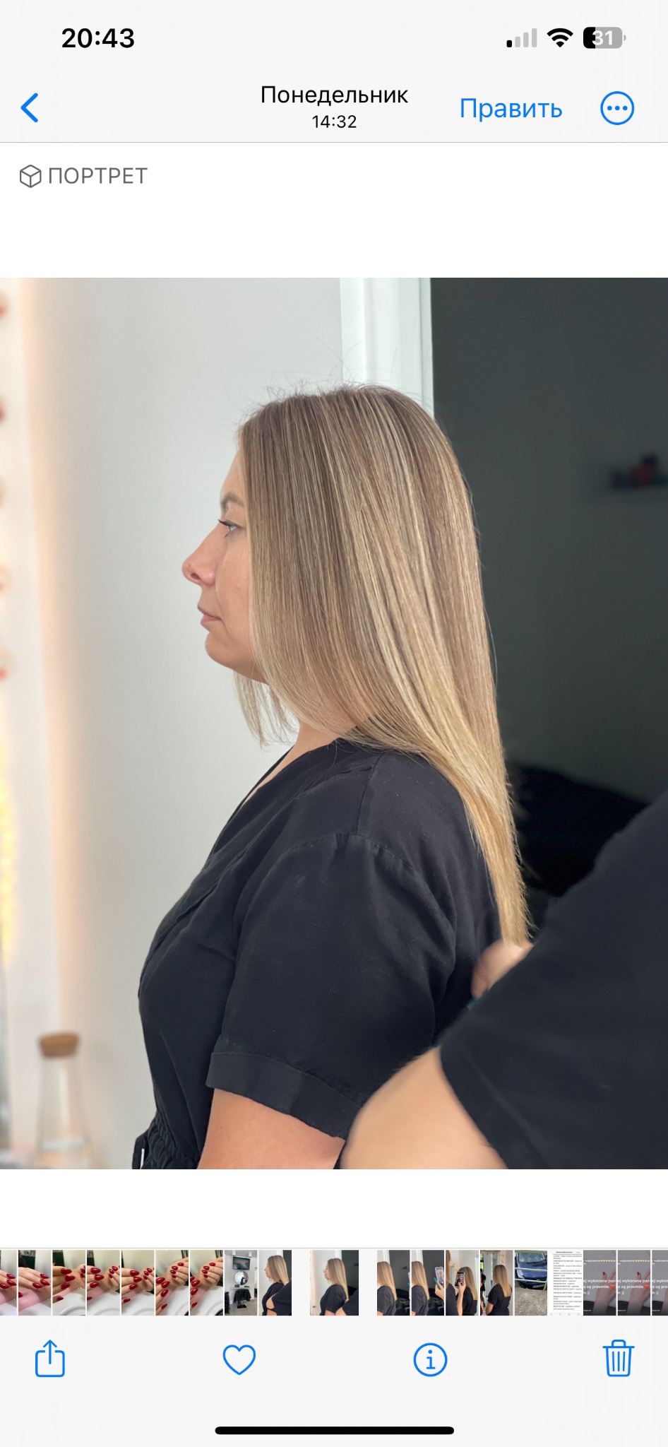 Profil kobiety z prostymi, blond włosami w trakcie zabiegu fryzjerskiego, widoczne dłonie stylisty.