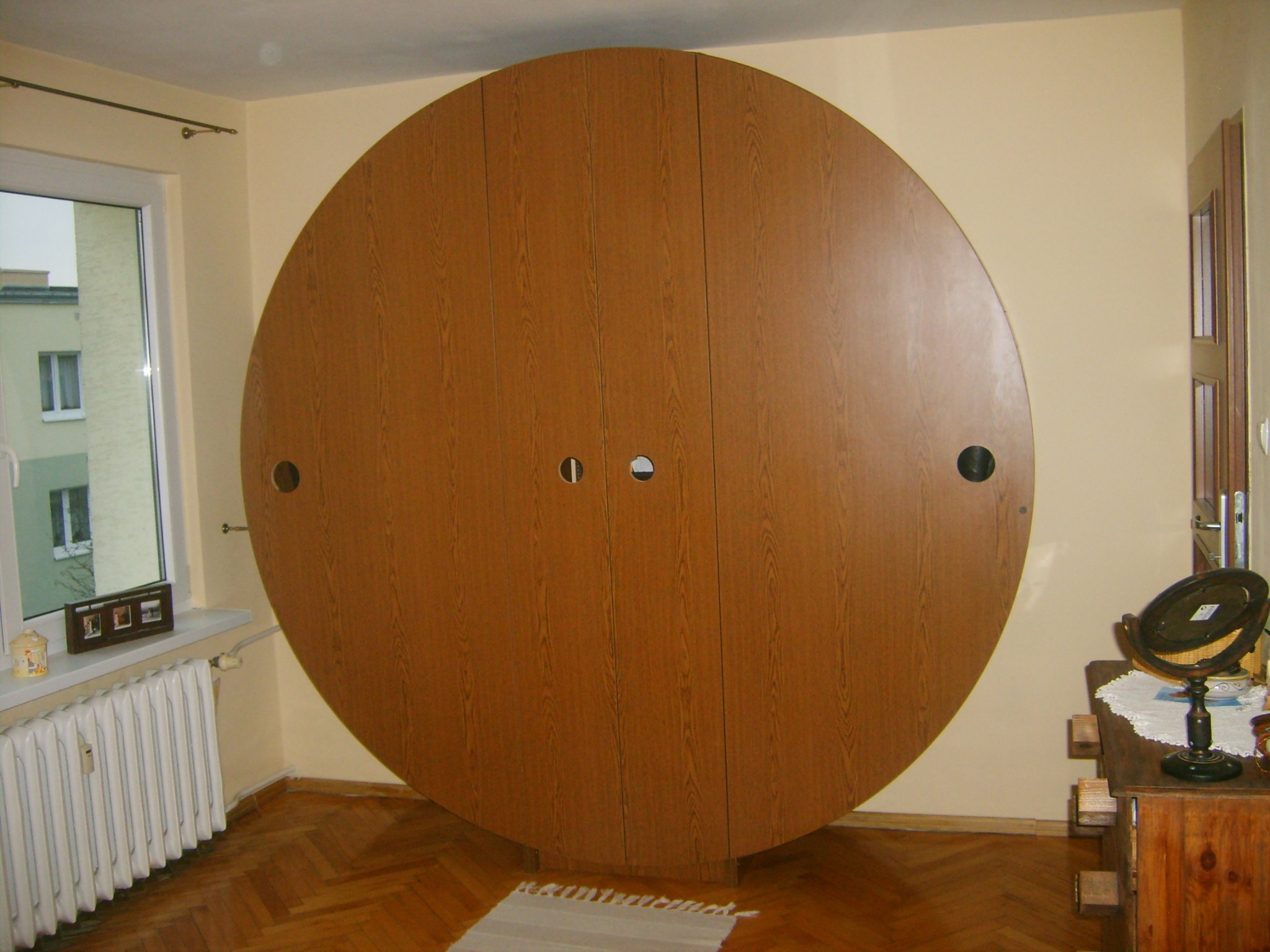 okrągła szafa na zlecenie klienta