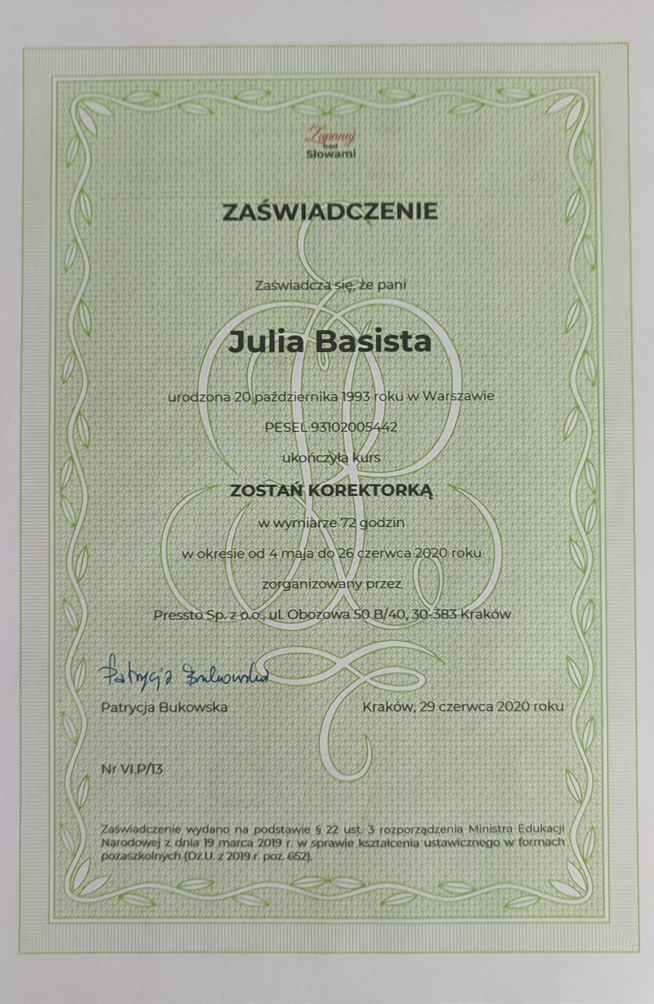 Skan zaświadczenia ukończenia kursu korektora tekstu, wydanego w Krakowie w 2020 roku dla Julii Basisty, z podpisem Patrycji Bukowskiej, w ozdobnej zielonej ramce.