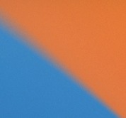 Abstrakcyjne tło z gradientem kolorów: pomarańczowy przechodzi w błękitny po przekątnej.