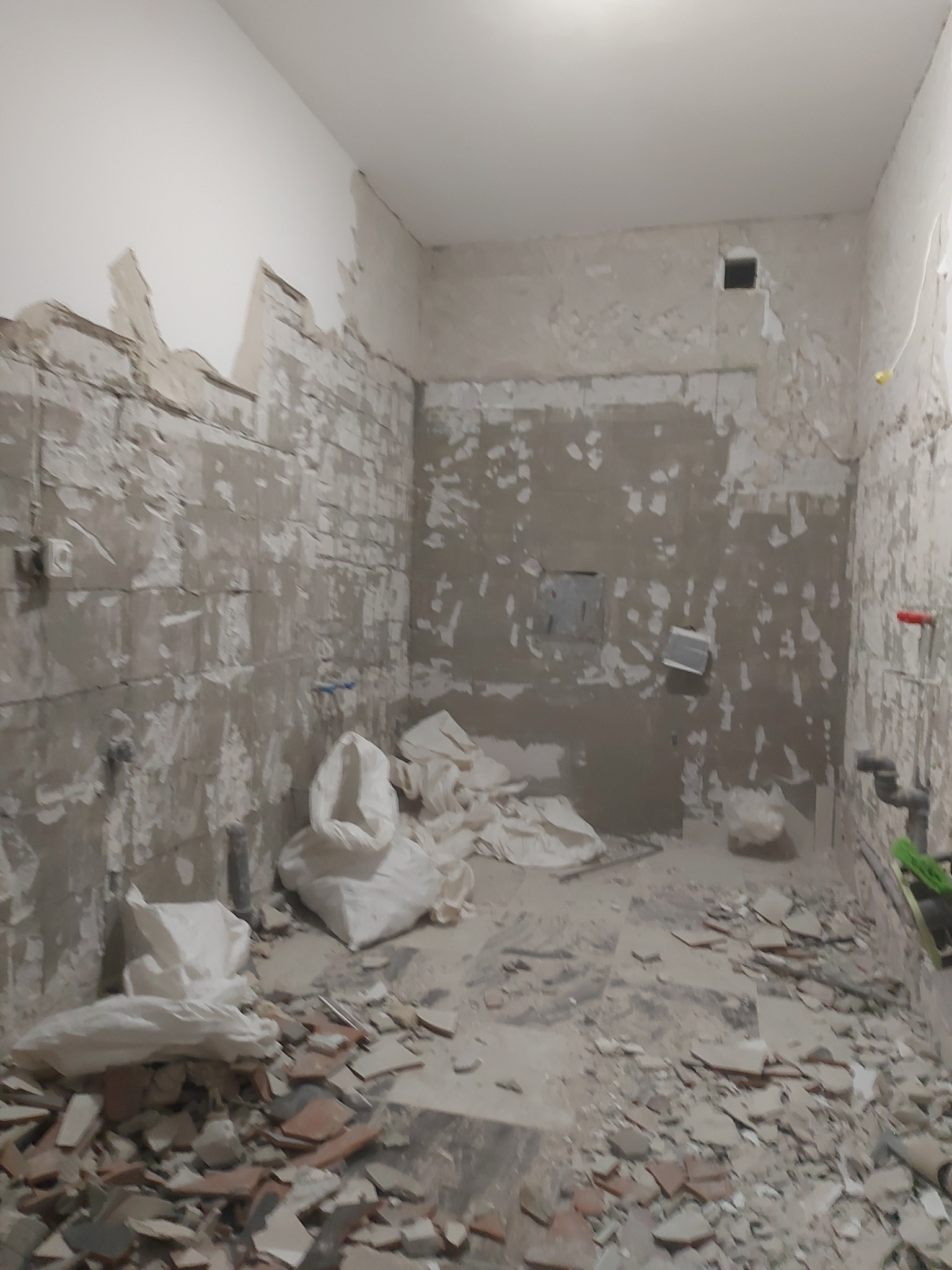 Dwie ostatnie łazienki,2 zdjęcia przed i po remoncie.