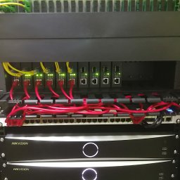 Organizacja w każdym detalu! ✨ Niech Twoja szafa serwerowa świeci przykładem porządku i efektywności. Dzięki przejrzystości w szafie rack zyskujesz nie tylko estetykę, ale też łatwość w konserwacji, szybki dostęp i bezproblemową identyfikację przewodów. 